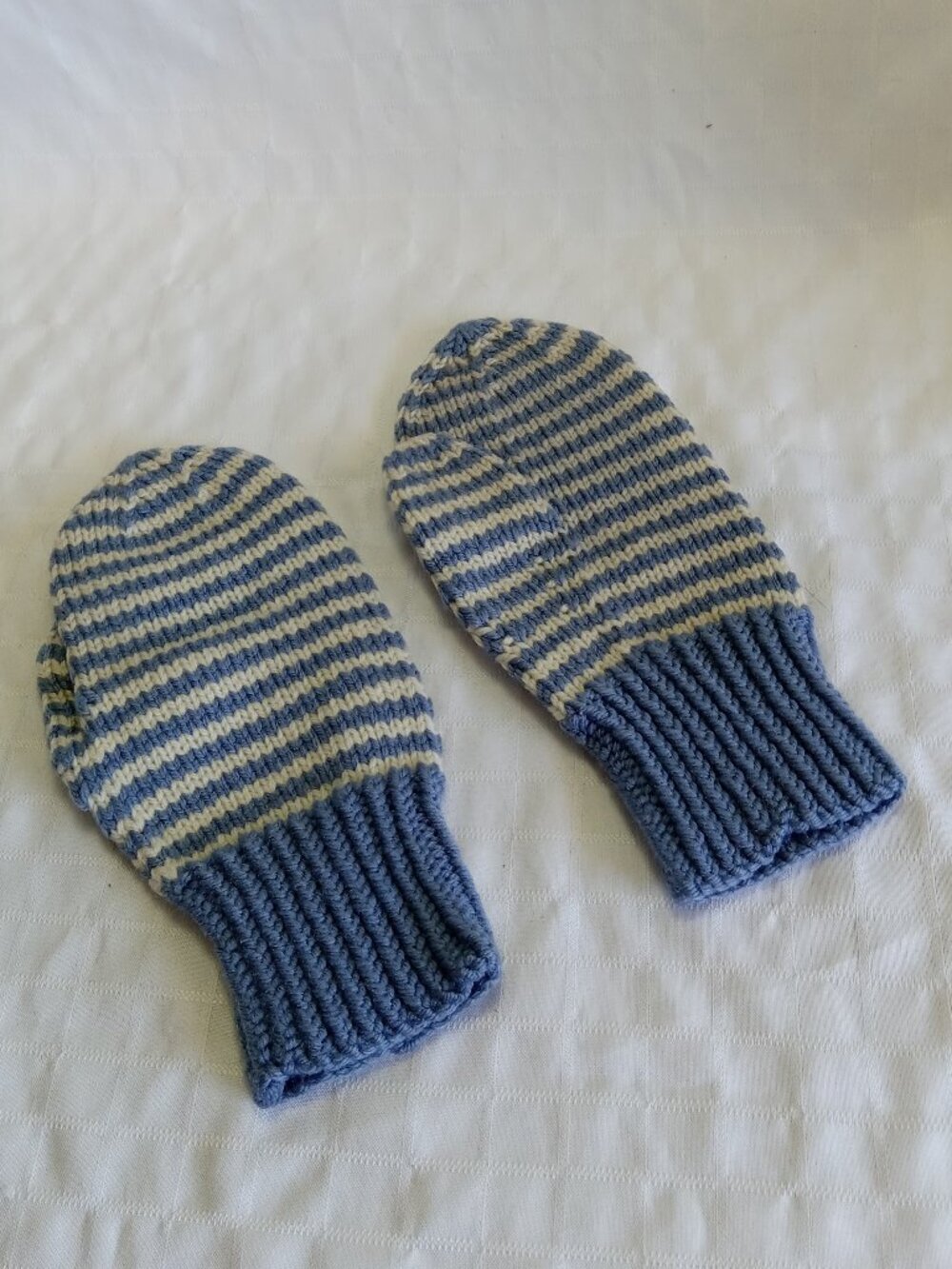 Retro mittens hand-knitted by my mother in the 1990s, in perfect condition